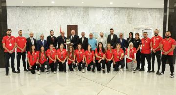 الرئيس عون يستقبل منتخب لبنان للسيدات في الميني فوتبول ويشيد بإنجازه العالمي الرئيس عون يستقبل منتخب لبنان للسيدات في الميني فوتبول ويشيد بإنجازه العالمي