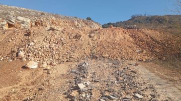 بالصور: الجيش اللبناني يزيل ساترا ترابيا أقامته إسرائيل بالصور: الجيش اللبناني يزيل ساترا ترابيا أقامته إسرائيل