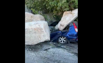 سقوط صخور كبيرة من شاحنة في الغازية والأضرار مادية سقوط صخور كبيرة من شاحنة في الغازية والأضرار مادية