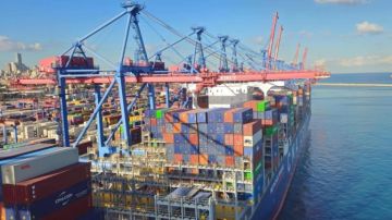 مرفأ بيروت يسجل رقما قياسيا بمناولة أكثر من عشرة آلاف حاوية على سفينة واحدة مرفأ بيروت يسجل رقما قياسيا بمناولة أكثر من عشرة آلاف حاوية على سفينة واحدة