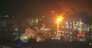 حريق هائل في أكبر مصفاة نفط على الساحل الغربي للولايات المتحدة حريق هائل في أكبر مصفاة نفط على الساحل الغربي للولايات المتحدة