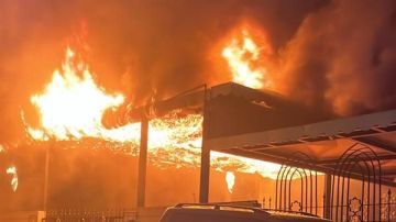 بالصور: حريق كبير في باحة مسجد.. وجهود مكثفة لإخماده!