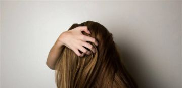 مصابة بمرض الثعلبة.. ملكة جمال تطل دون شعر مستعار (صور) مصابة بمرض الثعلبة.. ملكة جمال تطل دون شعر مستعار (صور)