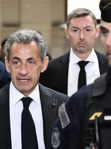 زنزانة VIP وجيم و3 كتب.. هكذا يقضي ساركوزي أيامه في السجن