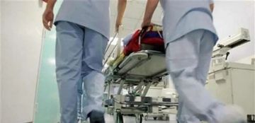 فنان لبناني يخضع لعملية جراحية دقيقة في عنقه