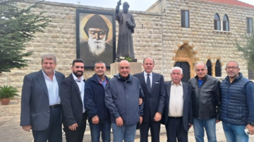 حاكم مصرف لبنان زار ضريح القديس شربل وبحث مع رئيس دير مار مارون عنايا الأوضاع المالية حاكم مصرف لبنان زار ضريح القديس شربل وبحث مع رئيس دير مار مارون عنايا الأوضاع المالية