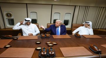 على متن الطائرة.. ترامب يلتقي أمير قطر (فيديو) على متن الطائرة.. ترامب يلتقي أمير قطر (فيديو)