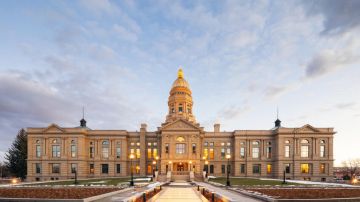 جسم مشبوه يتسبب بإخلاء مقر الحاكم والبرلمان جسم مشبوه يتسبب بإخلاء مقر الحاكم والبرلمان