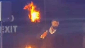 كاد يحترق.. شاهدوا ماذا حصل مع فنان عربي شهير على المسرح خلال حفله في بيروت (فيديو)