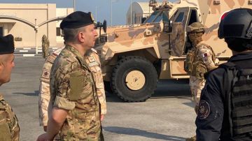 هيكل جال على عدد من الوحدات العسكرية القطرية