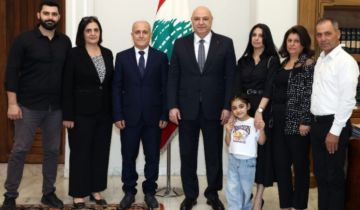 الرئيس عون أكد وقوفه الى جانب عائلة الرائد الشهيد جوزف حنا وكل عائلات شهداء الجيش الرئيس عون أكد وقوفه الى جانب عائلة الرائد الشهيد جوزف حنا وكل عائلات شهداء الجيش