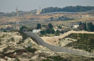 المنار: محلقة اسرائيلية استهدفت منطقة الشخروب في بلدة كفركلا بقنبلة صوتية المنار: محلقة اسرائيلية استهدفت منطقة الشخروب في بلدة كفركلا بقنبلة صوتية