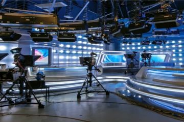 شاعرة ومذيعة تدعي تعرضها لسرقة 1.4 مليون دولار