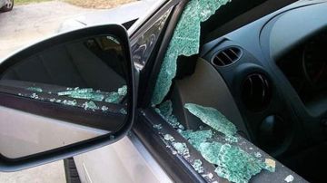 يكسر زجاج السيارات.. ويسرق ما في داخلها! يكسر زجاج السيارات.. ويسرق ما في داخلها!