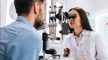 فحوصات العين الروتينية تكشف العلامات المبكرة لأمراض القلب