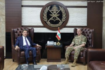 قائد الجيش استقبل كنعان وناقشا الأوضاع العامة في البلاد قائد الجيش استقبل كنعان وناقشا الأوضاع العامة في البلاد
