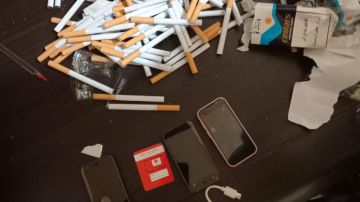 هواتف خليوية مخبأة داخل كروز سجائر في سجن دوما هواتف خليوية مخبأة داخل كروز سجائر في سجن دوما