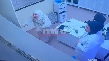 بالفيديو: اعتداء على طبيبة وممرضة