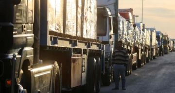 شاحنات المساعدات تدخل معبري كرم أبوسالم والعوجه للتفتيش قبل دخولها إلى قطاع غزة