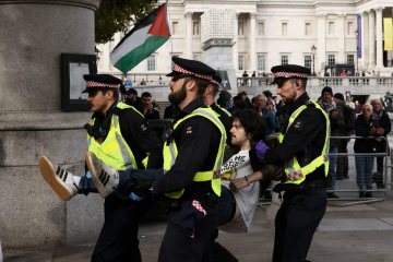 القبض على عشرات المتضامين مع الشعب الفلسطيني في لندن القبض على عشرات المتضامين مع الشعب الفلسطيني في لندن