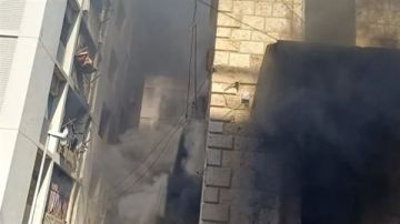 بالصور: الدخان الأسود غطى سماء المنطقة... حريق كبير ومفتعل داخل مبنى! بالصور: الدخان الأسود غطى سماء المنطقة... حريق كبير ومفتعل داخل مبنى!