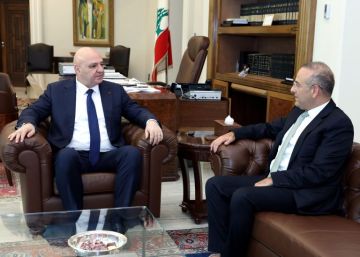 الوزير السابق رائد خوري يعرض مع الرئيس جوزاف عون الأوضاع الاقتصادية والمالية وسبل معالجتها الوزير السابق رائد خوري يعرض مع الرئيس جوزاف عون الأوضاع الاقتصادية والمالية وسبل معالجتها