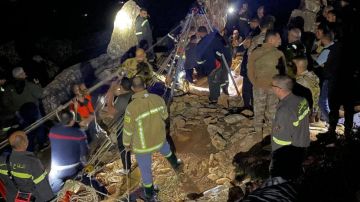 بالصور: انتشال جثتين من داخل نفق قيد الحفر بالصور: انتشال جثتين من داخل نفق قيد الحفر