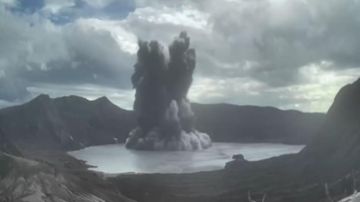 بالفيديو: ثوران بركاني