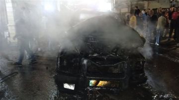 بالصور: حريق شب بسيارة رباعية الدفع... وإنقاذ أم وولدها! بالصور: حريق شب بسيارة رباعية الدفع... وإنقاذ أم وولدها!