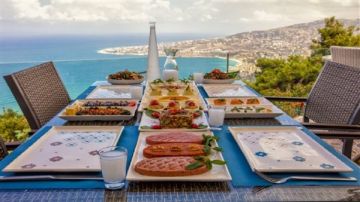  السياحة تعلن إلزامية الفحص الصحي للعاملين بالمطاعم!