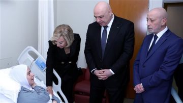 رئيس الجمهورية والسيدة الاولى يطمئنان على الجريحة أماني بزي اثر إصابتها في الغارة التي استهدفت مدينة بنت جبيل