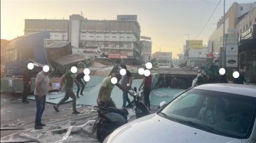 انقلاب حمولة شاحنة كبيرة على الطريق العام!