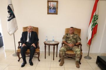 بالصور وزير الدفاع الوطني يزور المفتشية العامة في وزارة الدفاع بالصور وزير الدفاع الوطني يزور المفتشية العامة في وزارة الدفاع