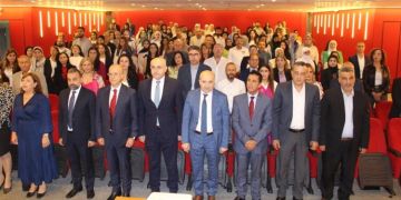 مكي: مواجهة التحديات المعرقلة لإدارات الدولة تتطلب إعادة بناء القطاع العام على أسس الكفاءة والشفافية