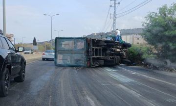 انقلاب شاحنة على اوتوستراد عمشيت صباح اليوم انقلاب شاحنة على اوتوستراد عمشيت صباح اليوم