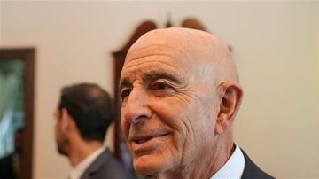 براك يضع لبنان بين خياري التفاوض المباشر مع إسرائيل لنزع السلاح أو تركه لمصيره براك يضع لبنان بين خياري التفاوض المباشر مع إسرائيل لنزع السلاح أو تركه لمصيره