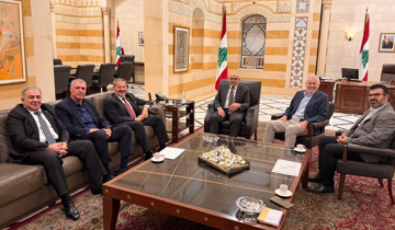 رئيس الحكومة عرض مع وفد فلسطيني أوضاع اللاجئين ومسار تسليم السلاح داخل المخيمات