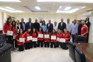 الوزيرة بايراقداريان كرمت منتخب سيدات الطائرة