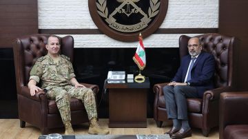 قائد الجيش استقبل ريزا ومفتي صور وجبل عامل قائد الجيش استقبل ريزا ومفتي صور وجبل عامل