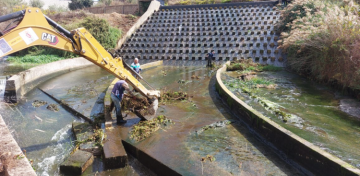 مصلحة الليطاني: تنفيذ أعمال تنظيف أسفل بركة أنان لتأمين جريان المياه ومنع تراكم الرواسب مصلحة الليطاني: تنفيذ أعمال تنظيف أسفل بركة أنان لتأمين جريان المياه ومنع تراكم الرواسب