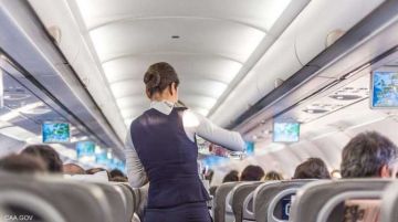 مضيفة تكشف سبب تقديم الماء للركاب سرا في الرحلات الجوية مضيفة تكشف سبب تقديم الماء للركاب سرا في الرحلات الجوية