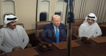 بالصورة: ترامب يلتقي أمير قطر على متن الطائرة الرئاسية الأميركية بالصورة: ترامب يلتقي أمير قطر على متن الطائرة الرئاسية الأميركية