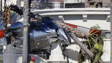 فيديو لا يصدق لسقوط مروحية فوق شاطئ عمومي!