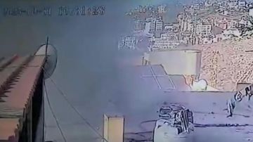 بالفيديو: غارة على سطح أحد المباني