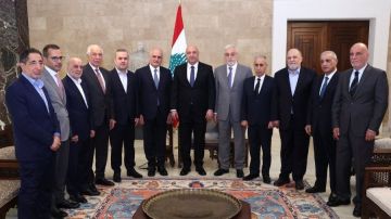 وفد من كتلتي الثنائي الوطني والنائب الصمد يزور قصر بعبدا... وحسن خليل: لإجراء الانتخابات في موعدها وفق القانون الحالي وفد من كتلتي الثنائي الوطني والنائب الصمد يزور قصر بعبدا... وحسن خليل: لإجراء الانتخابات في موعدها وفق القانون الحالي