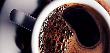 لون فنجان القهوة يكشف عن قيمته الصحية