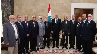 الرئيس عون استقبل مهندسين متقاعدين قدموا اقتراح الاستعانة بهم للتطوع في إعادة الإعمار