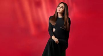 إليسا تغازل كريم فهمي بعد اقتحامه حفل عيد ميلادها