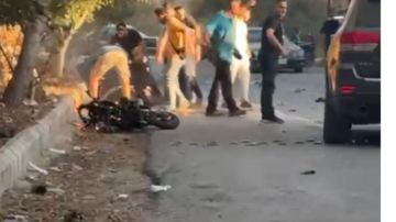 بالفيديو: مسيرة إسرائيلية استهدفت دراجة نارية