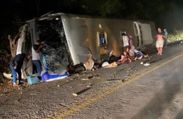 بالصور: مصرع 17 شخصا على الأقل في حادث انقلاب حافلة بالبرازيل